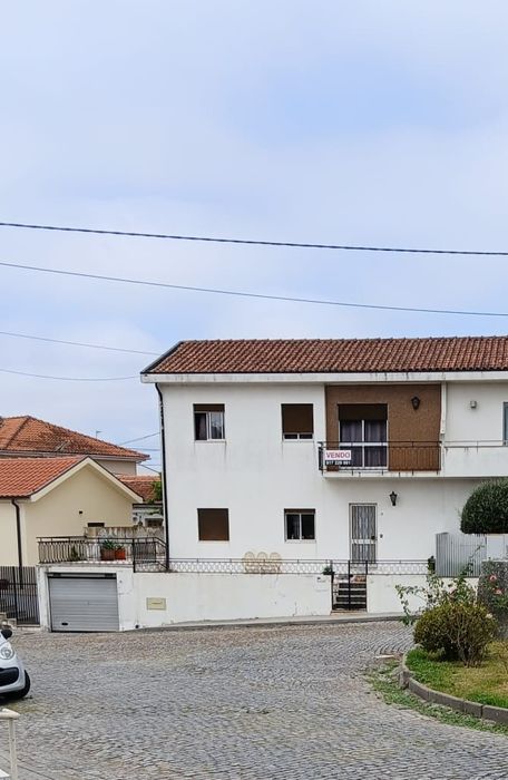 Moradia T4 com garagem e anexo