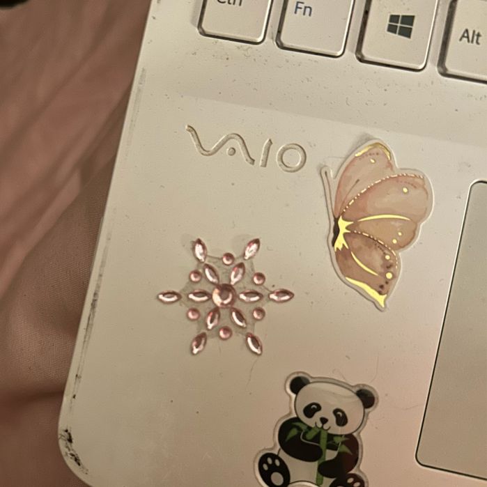 Laptop vaio bialy z naklejkami