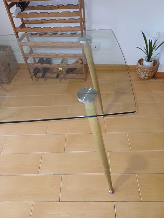 Mesa de cozinha em vidro com pés de madeira