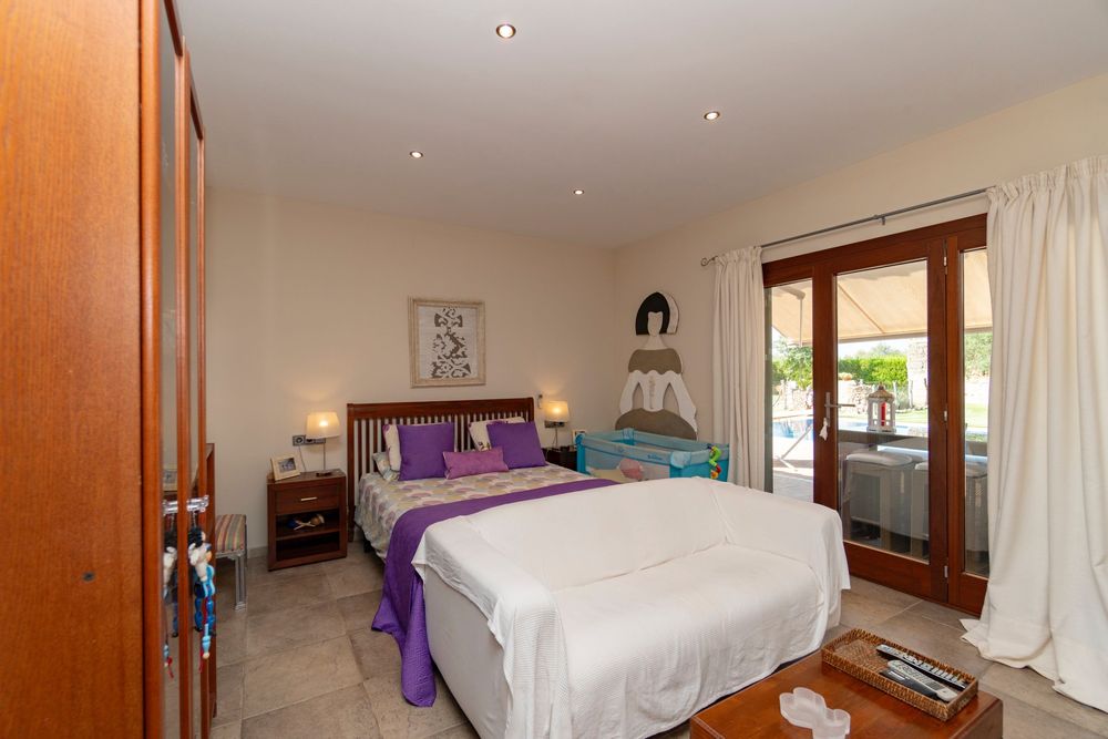 о. Майорка, Іспанія! Pозкішна вілла з великим садом і басейном!