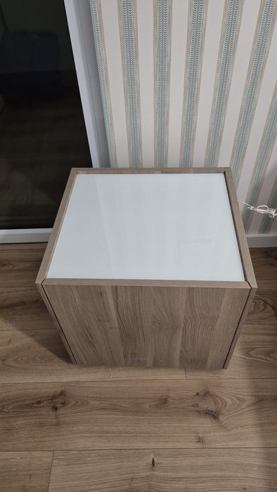 2 mesas de cabeceira ikea