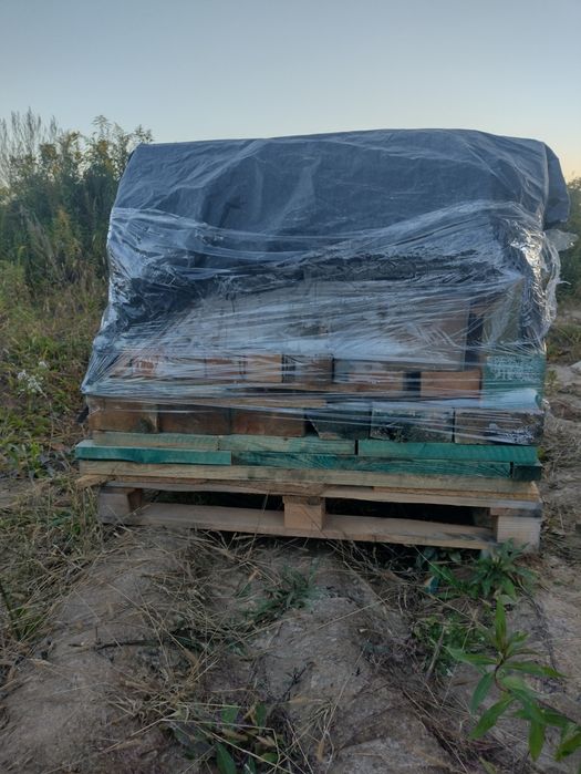 Drewno opałowe, ścinki po budowie, tarcica budowlana.