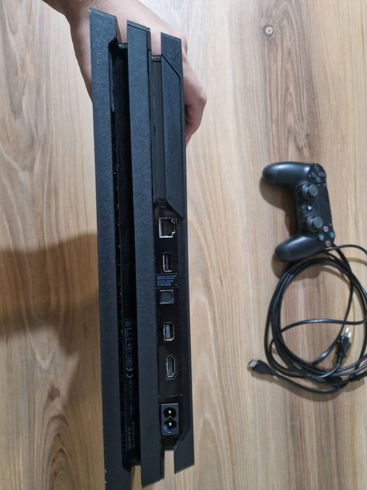 Ps4 pro com comando e cabos