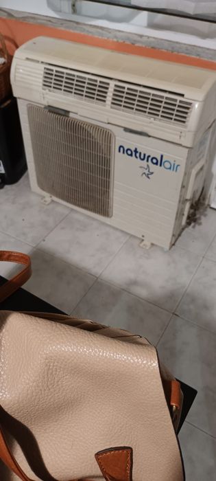 Ar condicionado em bom estado  retirado de uma pastelaria