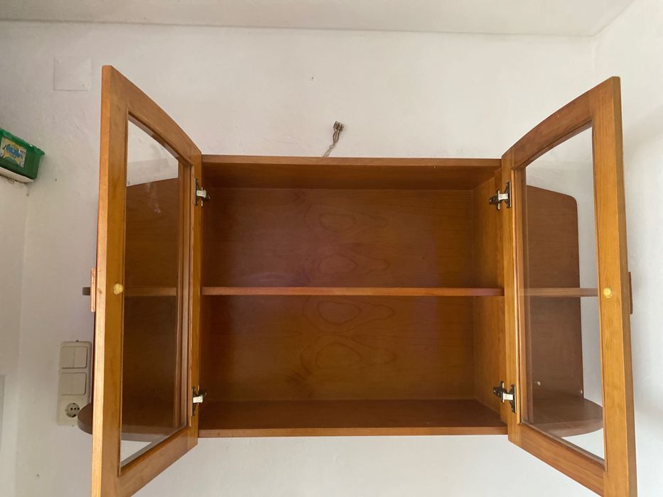 Cristaleira de madeira em ótimo estado