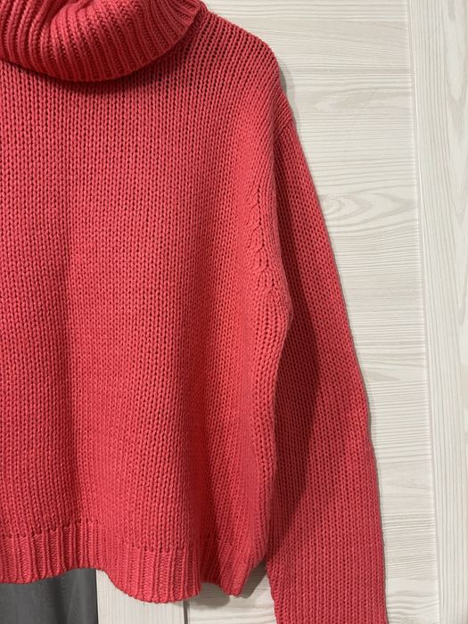 Neonowo różowy sweter z golfem