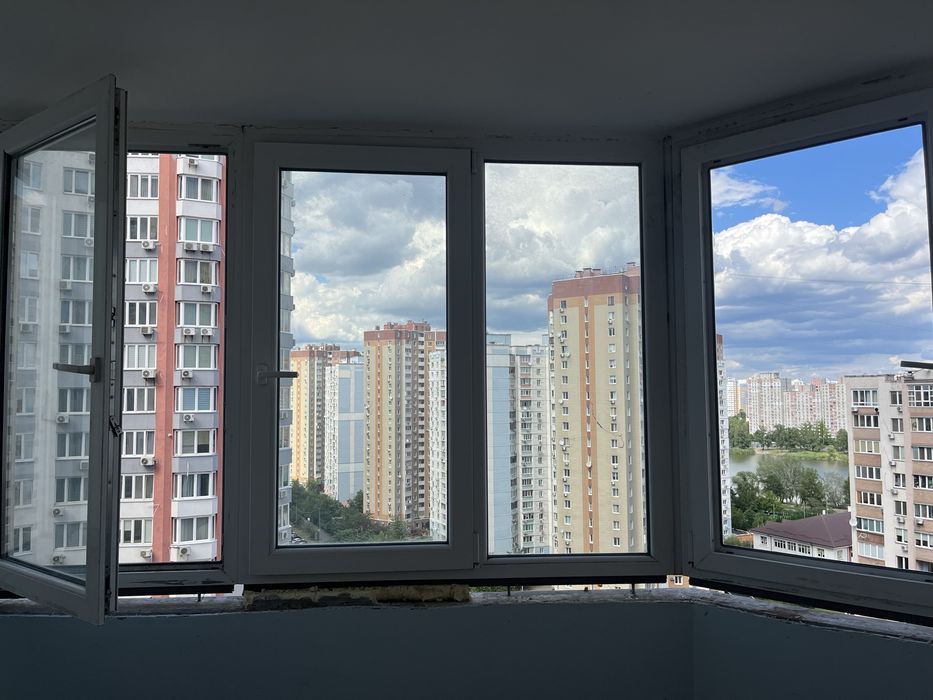 Вікна на балкон б/в