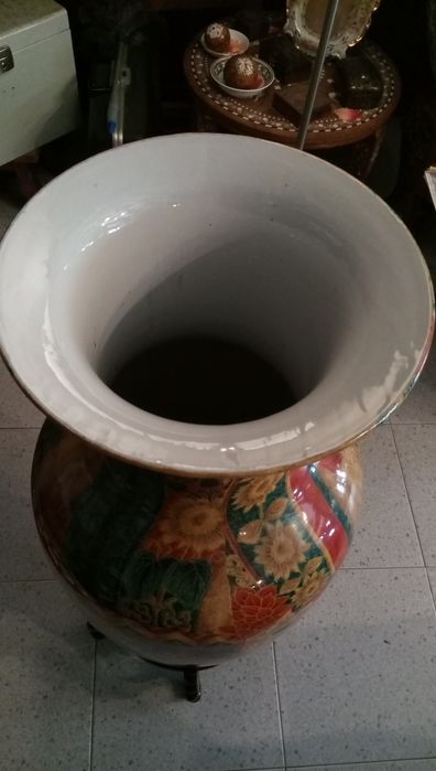 Jarrão antigo com motivos florais