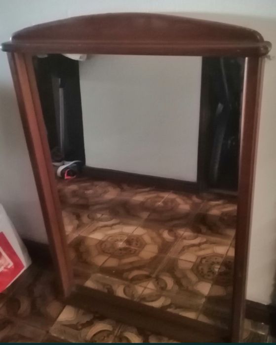 Espelho grande em madeira.
Madeira maciça 
Medidas : 60cm X 85cm
Em bo