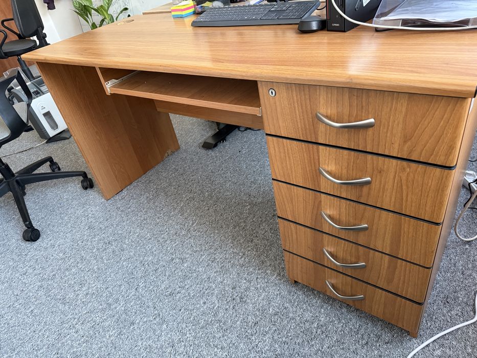 Meble biurowe - 2 krzesla obrotowe, szafka i biurko