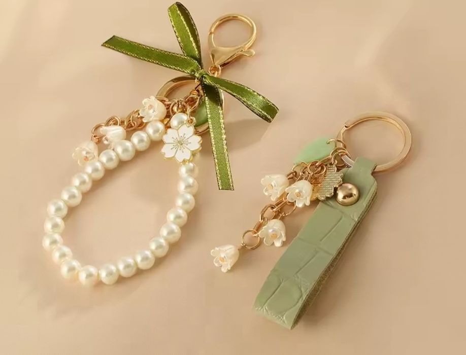 Cudny brelok białe Konwalie pasek PU