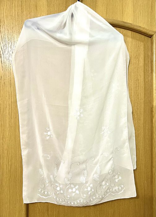 Шарф  білий , ніжний крепдешин з  вишивкою.