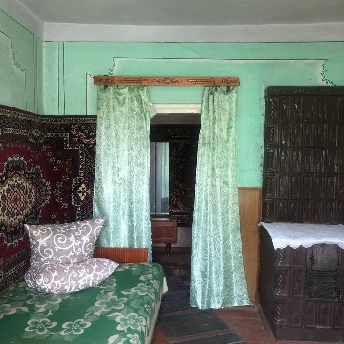 Будинок, ставок, земля біля Карпат, річка, ліс