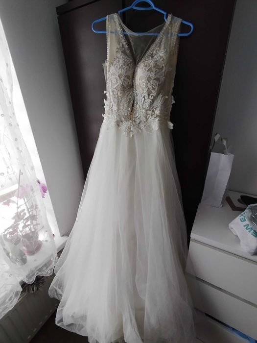 Suknia ślubna, z kołem na dole.