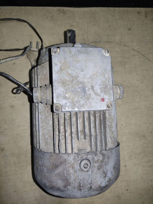 Електромотор (2 шт по 1000 грн)