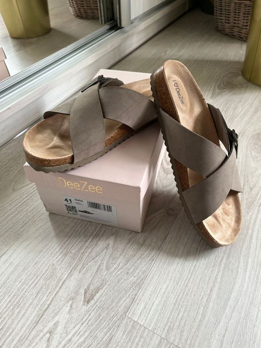 Klapki beżowe DeeZee