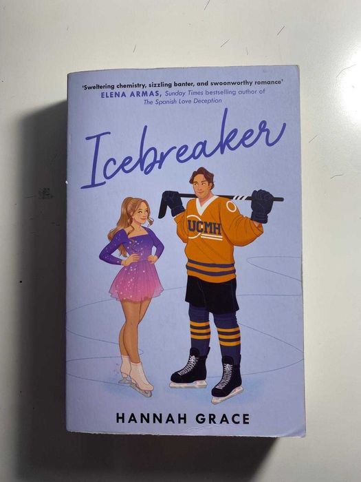 Livro "Icebreaker" de Hannah Grace, em inglês