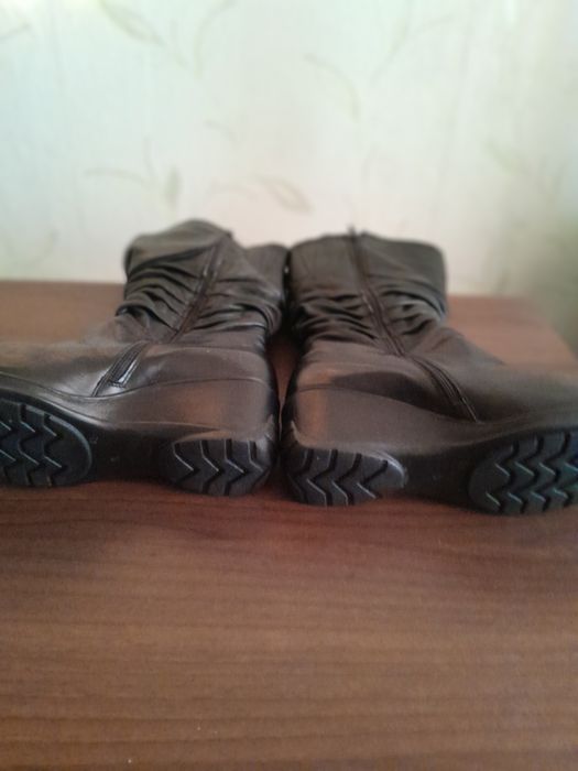 Жіночі шкіряні зимові чоботи.