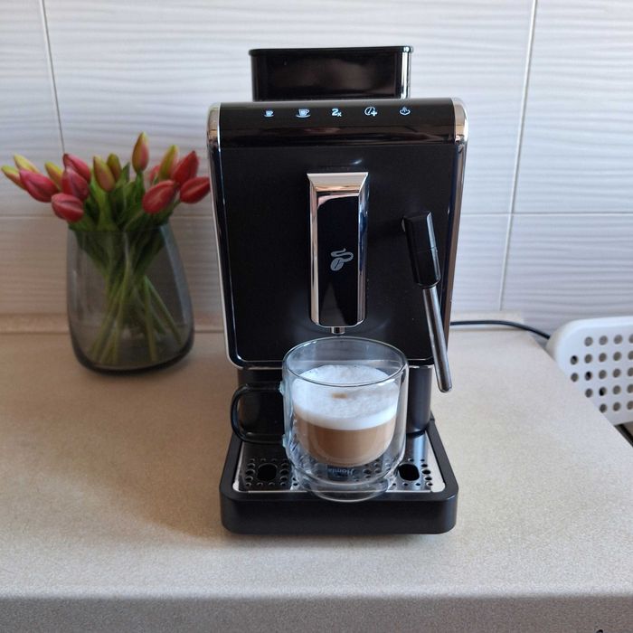 Tchibo ekspres do kawy z młynkiem oraz z dyszą spieniającą mleko