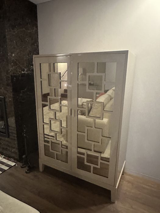 Armário decorativo em madeira com portas espelhadas