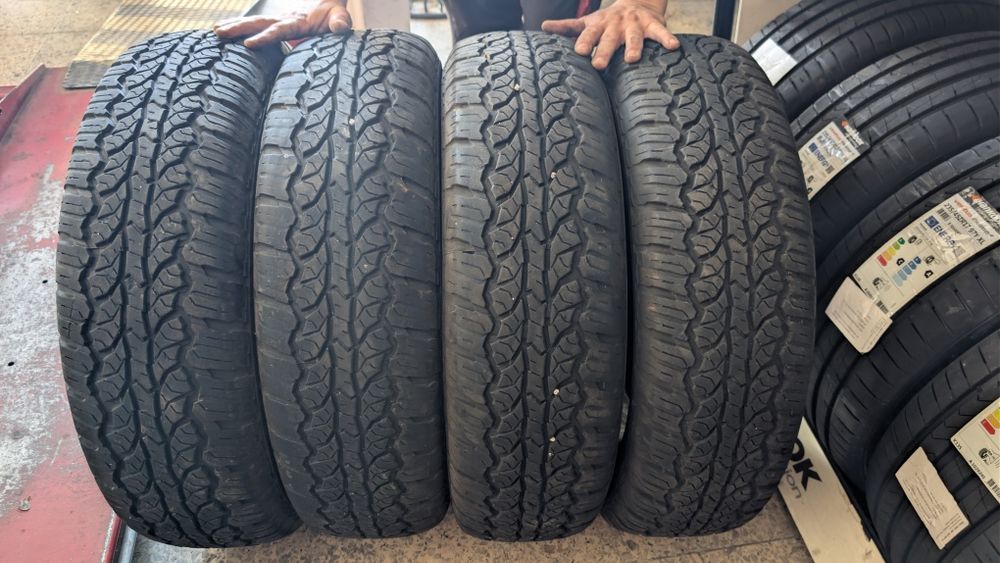 Pneus A/T como novos 215 R15