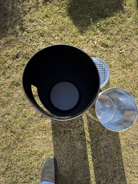 Wolnostojacy kosz na smieci z wbudowana popielniczką