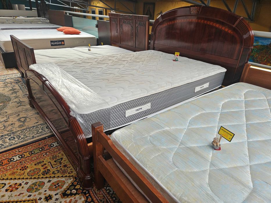 Cama em madeira maciça com estrado e colchão - Muito bom estado geral