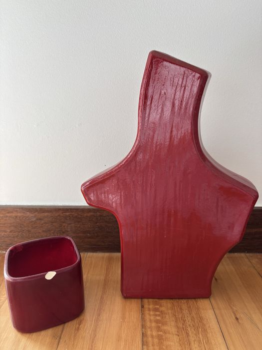 Jarra vermelha com copo