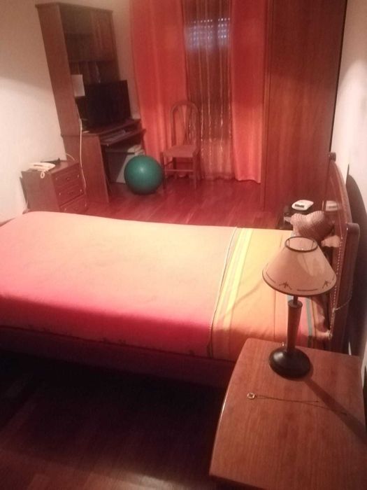 Quarto de solteiro em madeira pinho mel