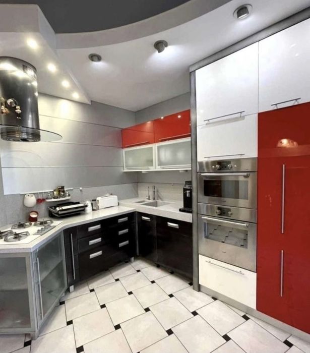 Продам 3-х поверховий  стильний будинок