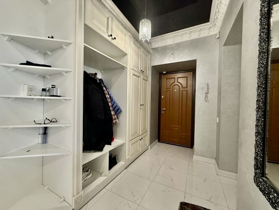 2 кімнати + кухня-студія у центрі біля парку та озера