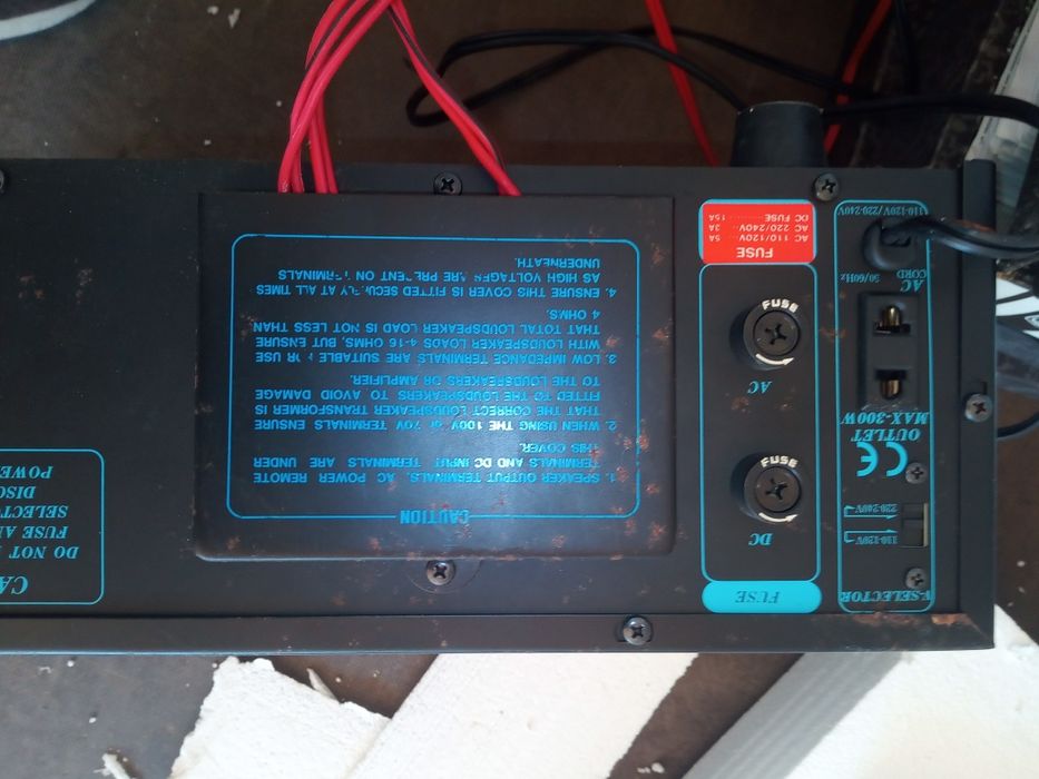 2 colunas exterior e amplificador;  tipo megafone 300W