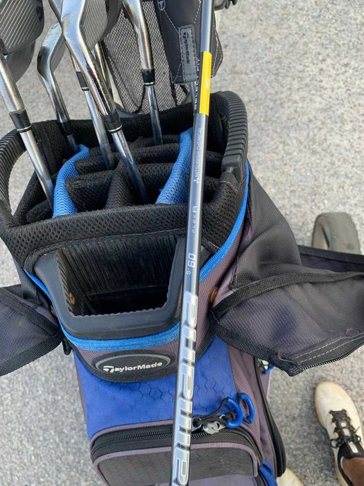 Saco de Golfe com set de ferros, drive, madeira3 Taylormade e trolley
