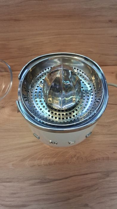 Sprzedam elegancką wyciskarkę do cytrusów SMEG CJF01, kolor biały, seria 50’s Style.