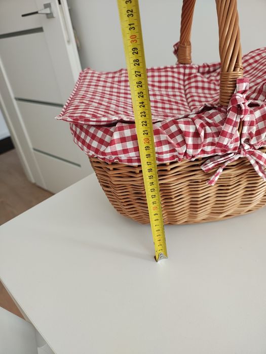 Kosz wiklinowy z wyściółką.