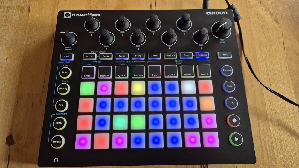 NOVATION CIRCUIT groovebox, perkusja, sekwencer, sampler