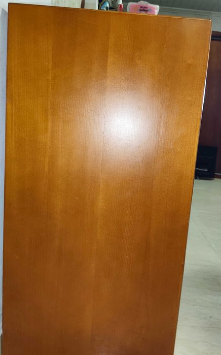 Móvel em madeira cor cerejeira