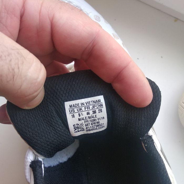 Белые кроссовки Adidas