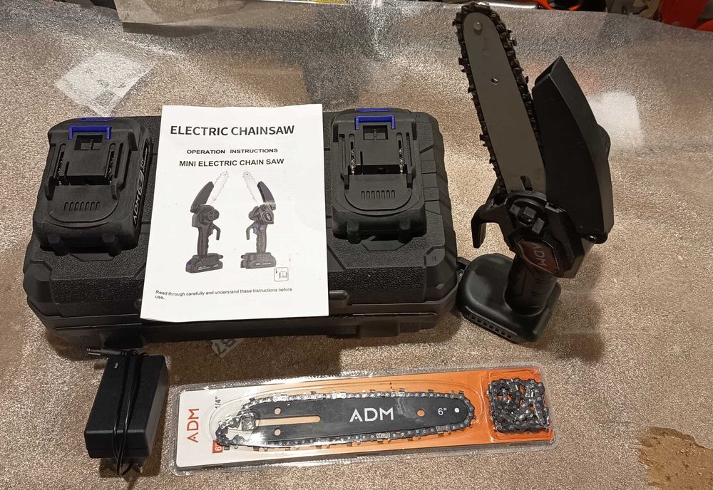 Mini electric chain saw