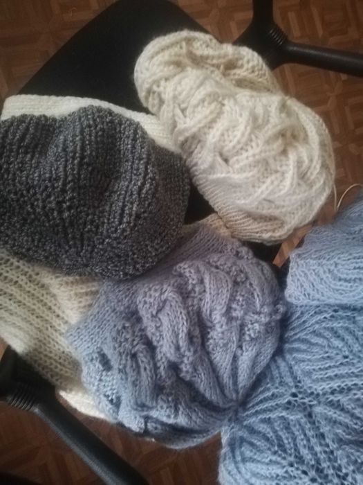 Шапка, берет  вязаный из теплой пряжи