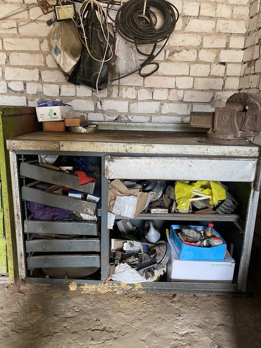 Міцний столярний стіл з шухлядами