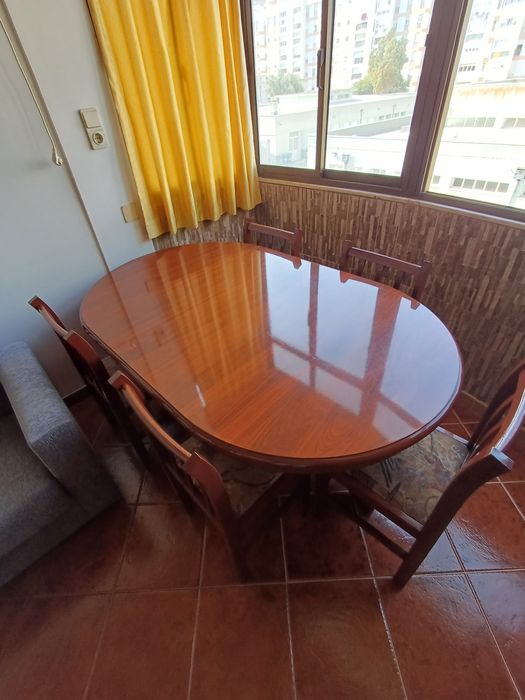 Móvel e mesa sala com cadeiras