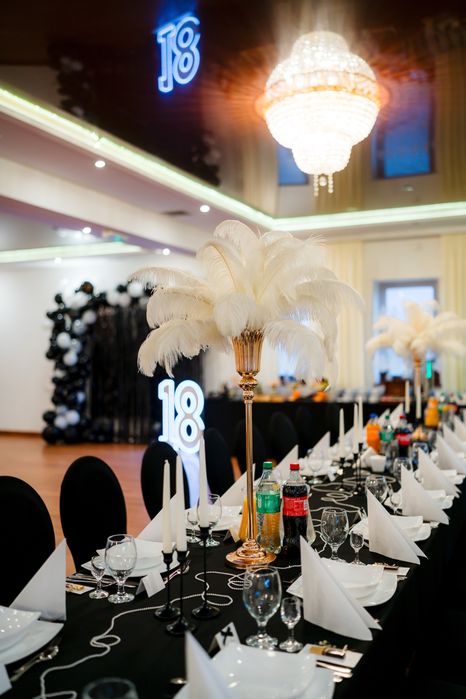 Białe strusie pióra w wazonie dekoracja stołu event ślub  urodziny