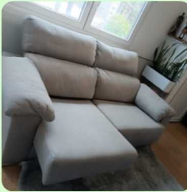 Sofá em pele cinza claro