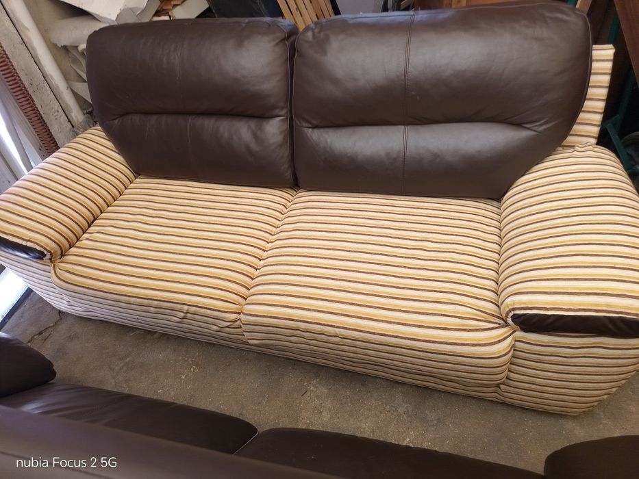 Sofa chaise longue de dois lugares leva o puff
