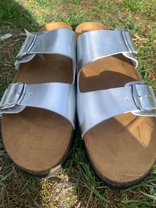 Шкіряні зручні шльопанці.