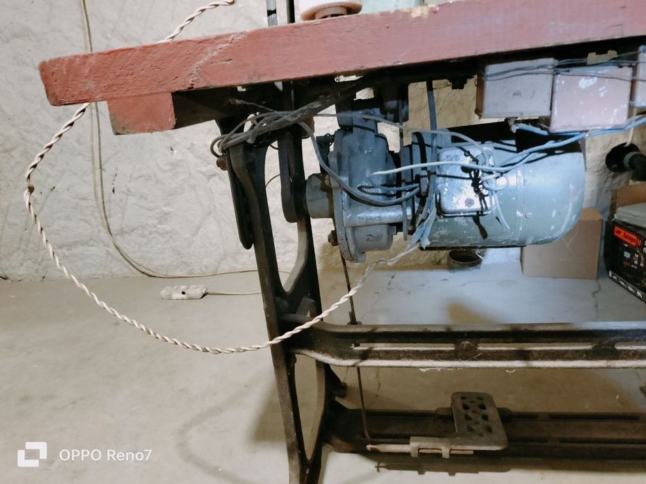 Колонкова швейна машина