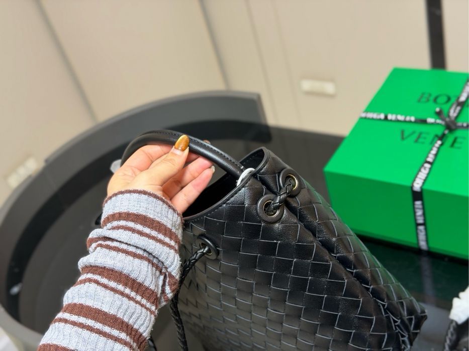 Жіноча сумка з натуральної шкіри Bottega Veneta Andiamo Bag Black