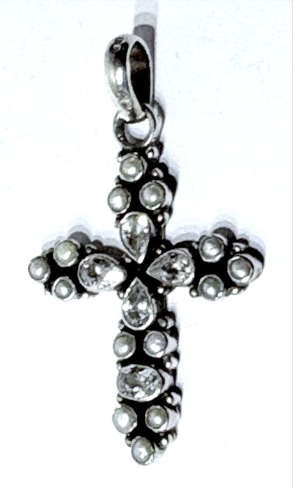 Lindo pendente cruz vintage em prata contrastada com pérolas+zircónias