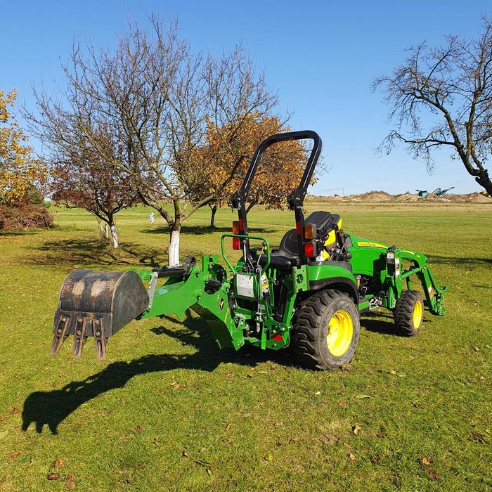 traktor John Deere 2025R z 2022r